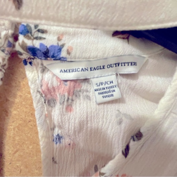 American Eagle Outfitters Cream Floral Blouse Keyhole Cutout Blouse. Size S - Picture 3 of 3
